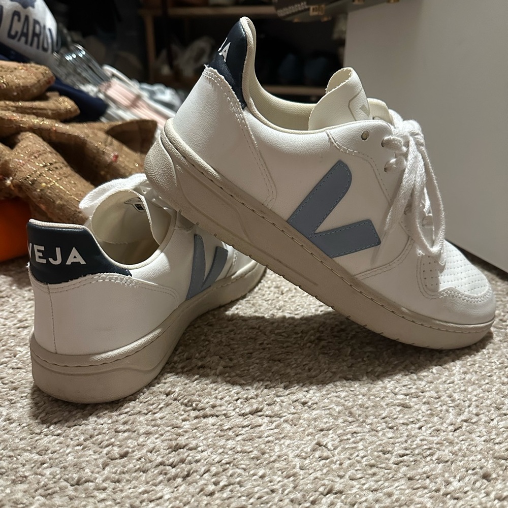 Veja Cream Sneakers with Gray Accents - Picture 2 of 5
